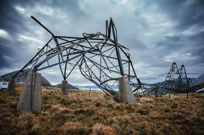 Der starke Wind hatte den Masten komplett umgeworfen