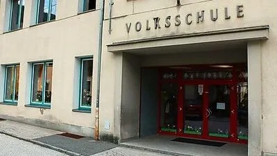 Eine Arztpraxis, Büroräumlichkeiten und neun Wohnungen sollen inder alten Volksschule entstehen. Derzeit ist dort der Kindergarten untergebracht
