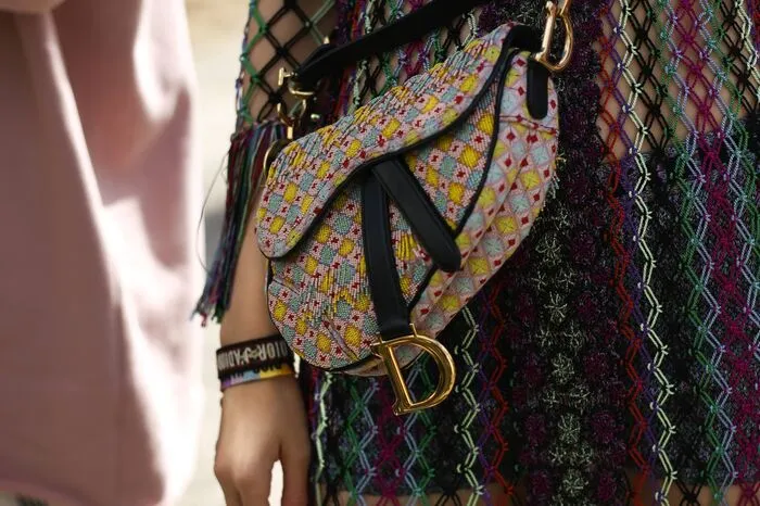 Neben Sarah Jessica Parker in Sex and the City zählten auch Paris Hilton und Mischa Barton zu den ersten berühmten Trägerinnen der Tasche.