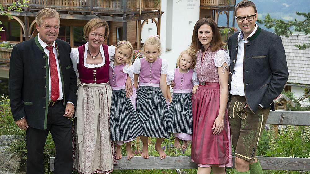 Katrin und Gerhard Höflehner (rechts) mit ihren drei Töchtern und de, Seniorchef-Paar