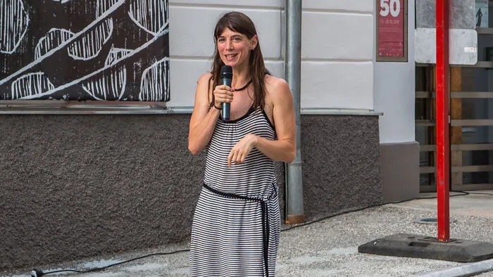 Anna Hein begrüßte die Besucher bei der Eröffnung.