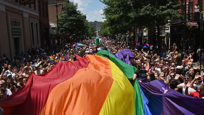 Zu Konfetti in Regenbogenfarben und der US-Nationalhymne beim Start sind Hunderttausende Menschen in New York für die Gleichberechtigung aller Liebesformen auf die Straße gegangen.