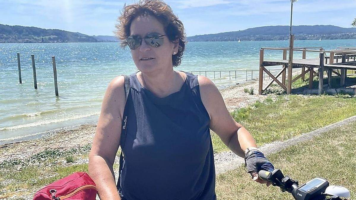 Landesrätin Ursula Lackner, 2022 mit dem Rad am Bodensee-Ufer unterwegs, fährt heuer nach Frankreich