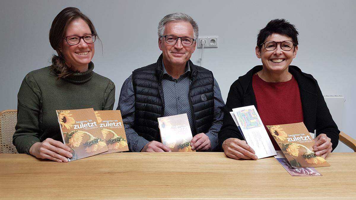 Katharina Rath und Manfred Trummer mit Sophie Jokesch, der Leiterin des Hospizteams Feldbach (v.l.)