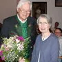 Anton Auerböck, Vize-Obmann des Altausseer Literaturmuseums, überreicht Frischmuth einen Blumenstrauß im Vorfeld der Lesung