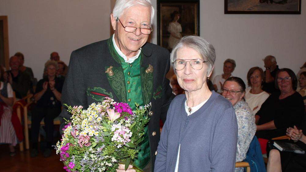 Anton Auerböck, Vize-Obmann des Altausseer Literaturmuseums, überreicht Frischmuth einen Blumenstrauß im Vorfeld der Lesung