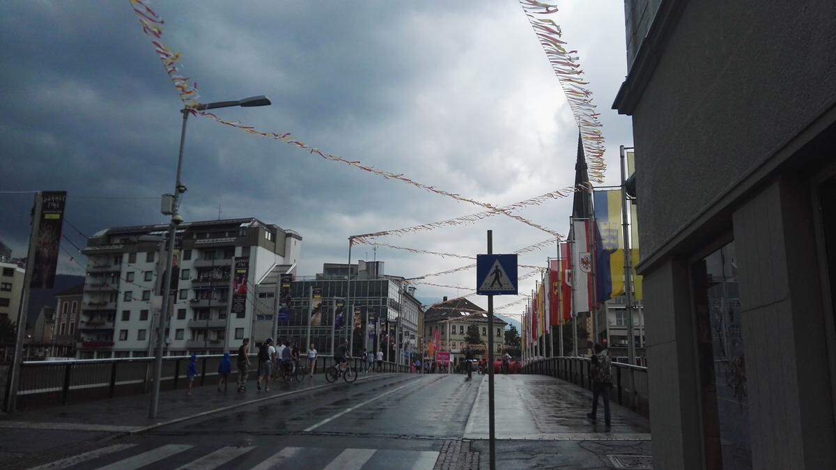 Bedrohlicher Himmel wird über Villach