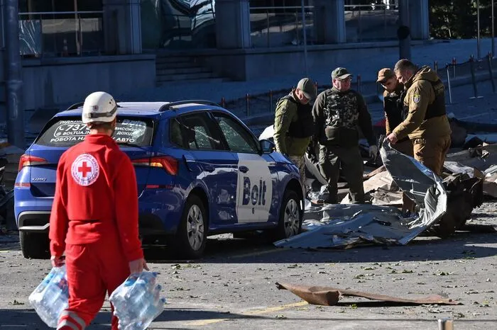 Der russische Präsident Wladimir Putin dagegen bezeichnete die Raketenangriffe als Reaktion auf die "Terroranschläge" gegen russisches Gebiet. Konkret warf Putin dem ukrainischen Geheimdienst SBU vor, am vergangenen Samstag einen "Terroranschlag" auf die russische Krim-Brücke zur annektierten Schwarzmeer-Halbinsel Krim organisiert zu haben.
