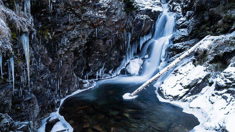Märchenhaft zeigen sich die Riesachwasserfälle mit ihren unzähligen Eiszapfen