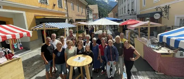 Menschen stehen auf einem Marktplatz