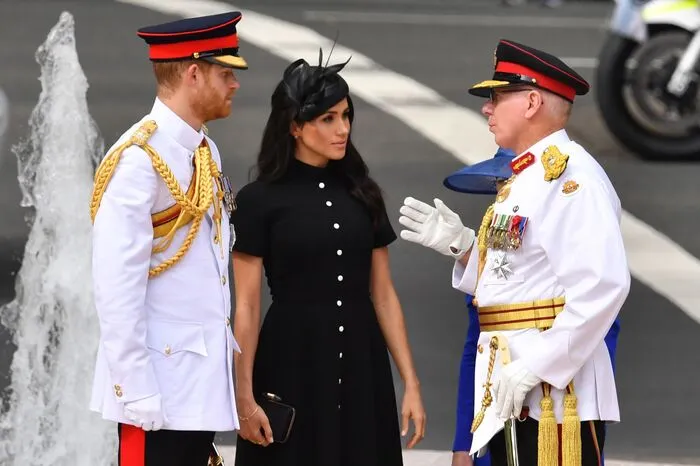 Die große Militärgarderobe und die schwarze Farbe von Meghans Kleid sind dem Anlass angepasst. Es geht darum, den gefallenen Soldaten Australiens und Neuseelands Respekt zu erweisen.