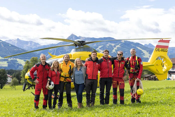 Hauptdarsteller waren die Schauspieler v. l. Robert Lohr, Luise Bähr, Sebastian Ströbel, Stefanie von Poser, Michael Pascher, Ferdinand Seebacher sowie Pilot Robert Schornsteiner und Flugretter Christian Perner.