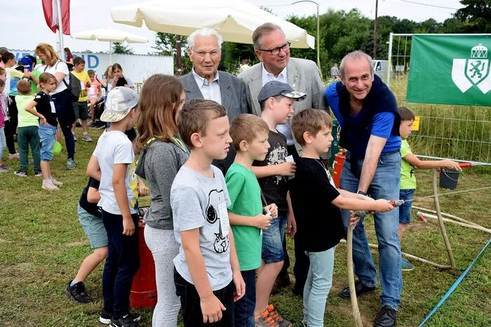 Im Einsatz mit den Kindern: Der Gamlitzer Bürgermeister Karl Wratschko, der Leutschacher Vize-BM Reinhold Elsnig und Wasserverband-Chef Edmund Kohl.