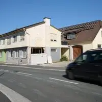 Tag für Tag passieren unzählige Autos und Lkw den ehemaligen Friseursalon in St. Johann in der Haide. Wie es mit dem Haus weitergeht, bleibt unklar