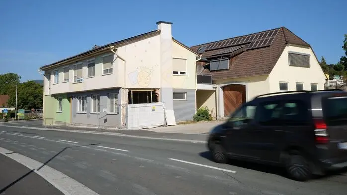 Tag für Tag passieren unzählige Autos und Lkw den ehemaligen Friseursalon in St. Johann in der Haide. Wie es mit dem Haus weitergeht, bleibt unklar