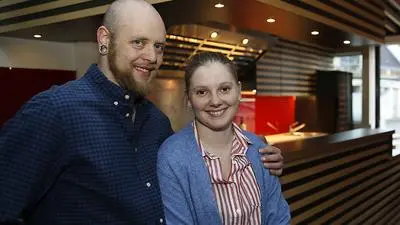 Stephen Thompson und Doris Rogatschnig kochen am Stand 17 auf