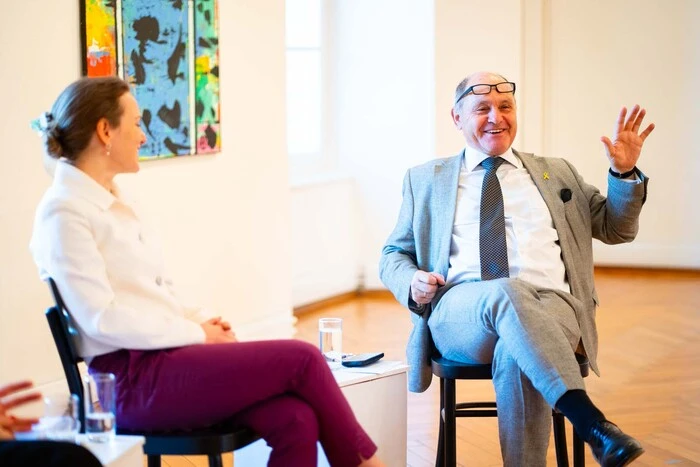 40 Speakerinnen und Speaker bringen die eigenen Erfahrungen, Analysen und Visionen mit