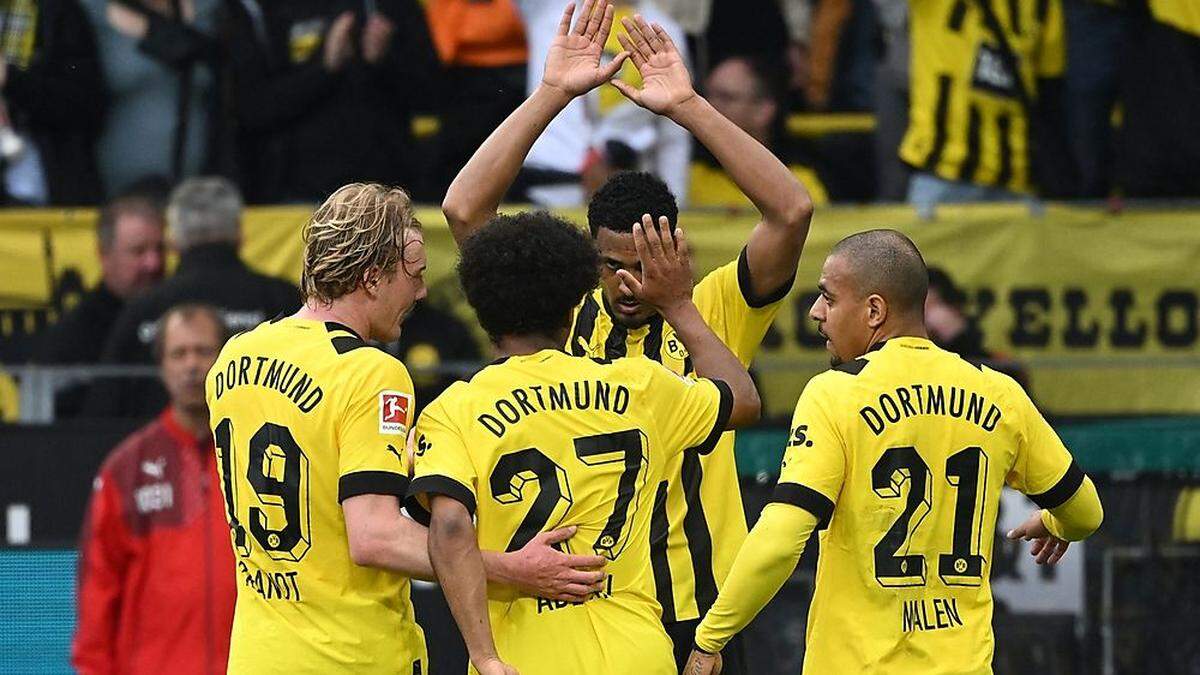 Sebastien Haller, Julian Brandt, Karim Adeyemi und Donyell Malen feiern den 6:0-Sieg