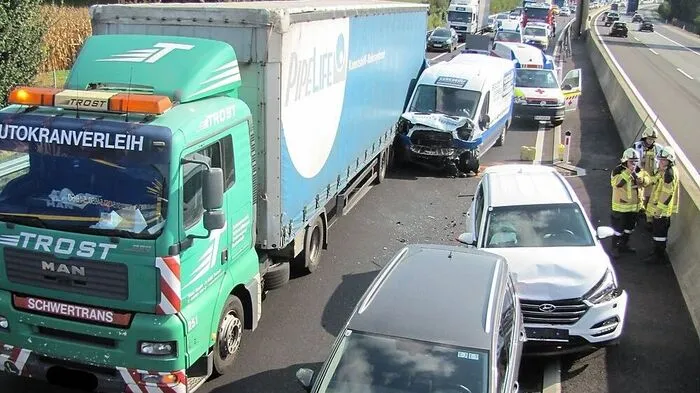 Die Fahrzeuge waren teilweise ineinander verkeilt
