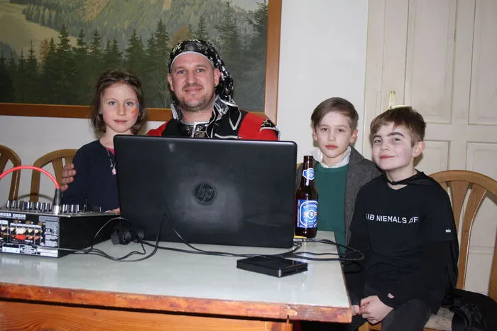DJ Herbert Sacherer sorgte nach dem Umzug im Saal des ehemaligen GH Lessiak für Stimmung. Am Bild mit den Kindern Anja, Jakob und Stefan (von links)