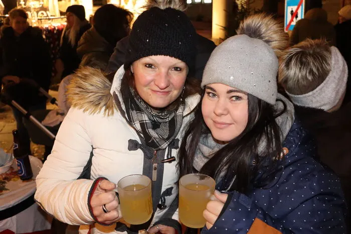 Ob Glühwein, Tee, Kastanien oder Baumkuchen - dabei ist hier für jeden etwas.