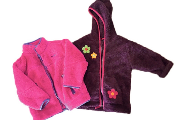 Bei jeder Mama beliebt: Kuscheljacken aus Mikroplüsch der Firma Jako. Die funktionelle Freizeitbekleidung variiert im Handel zwischen 35 und 45 Euro pro Stück. Am Flohmarkt erstand unsere Käuferin zwei Jacken um je 4 bzw. 6 Euro – für wahre Fans echte Schnäppchen zum Verlieben.