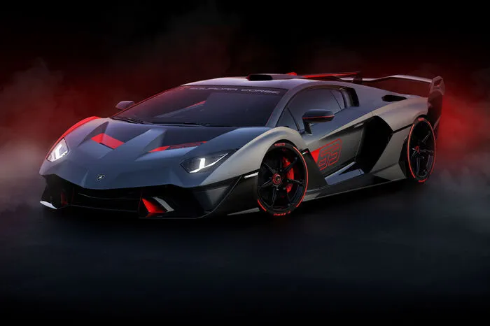 Die Karosserie ist auf Aerodynamik getrimmt, zu den Elemente aus der Rennsporttechnik gehört unter anderem die vordere Haube mit Lufteinlässen im Stil des Huracán GT3 EVO. An den Seiten sowie hinten stechen die Kotflügel, Finnen und Air-Scoops hervor.