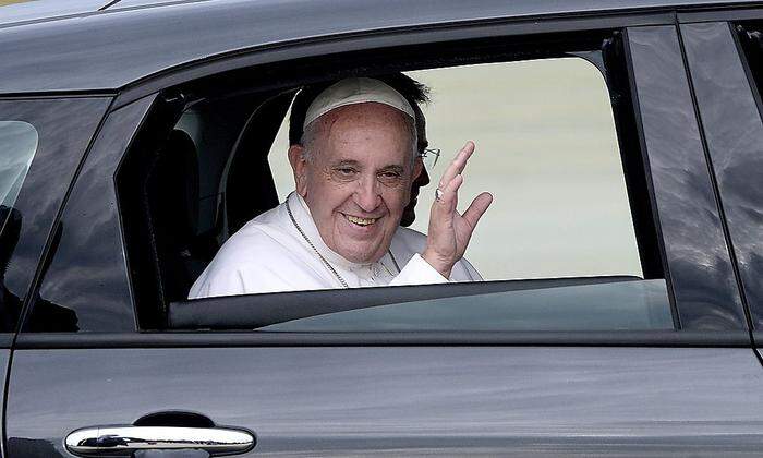 Der Papst im anthrazitfarbenen Fiat 500L