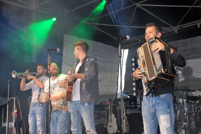 Es folgen Auftritte von "Stubalmblech", Peter Panhofer und der Live-Tanzformation "Party-Kräscher".