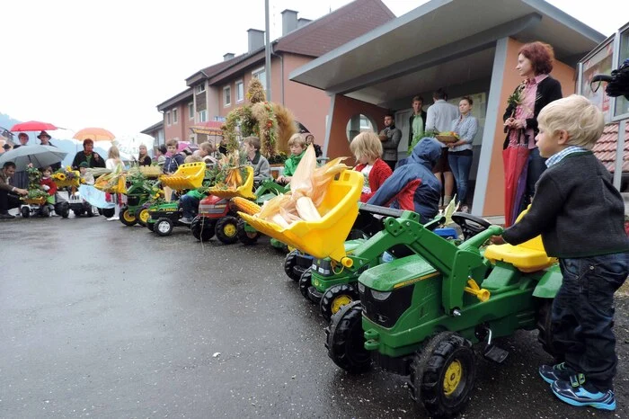Einen weiteren Höhepunkt beim Ernstedank stellten die kraubather Volkschulkinder dar, welche auf eigenen Traktoren ihre selbst gepflanzten und geernteten Produkte präsentierten.