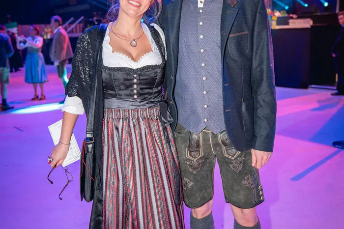 Schnürstiefel kombinierte Petra Friedrich mit ihrem Dirndl, Begleitung Bernhard Prettenhofers trägt eine Kombi von Hiebaum.