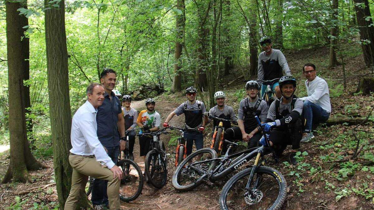 Einige der Do-Biker mit Vertretern der Stadtgemeinde Kapfenberg