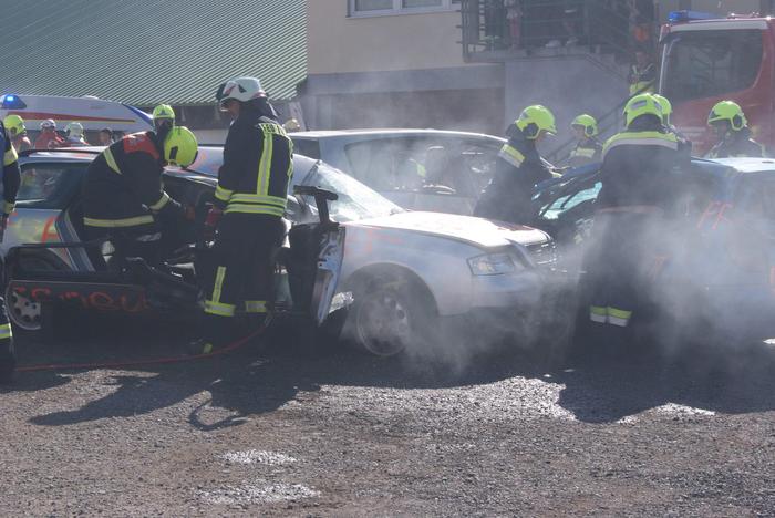 Zwölf Feuerwehren übten gemeinsam mit Polizei, Bergrettung und Rotem-Kreuz für den Ernstfall