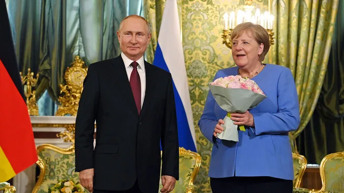 Die deutsche Bundeskanzlerin Angela Merkel kam inmitten massiver Spannungen zwischen Berlin und Moskau zu einem Treffen mit dem russischen Präsidenten Wladimir Putin im Kreml.