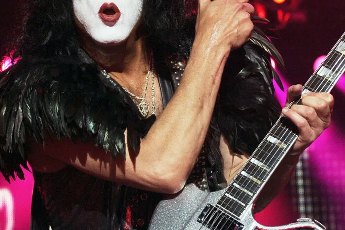 Sänger und Gitarrist Paul Stanley versprach seinen Fans in der Sendung die "explosivste und größte Show", die Kiss je geboten haben. Wenn jemand noch nie die Band live erlebt habe, "dann wäre jetzt der Zeitpunkt".