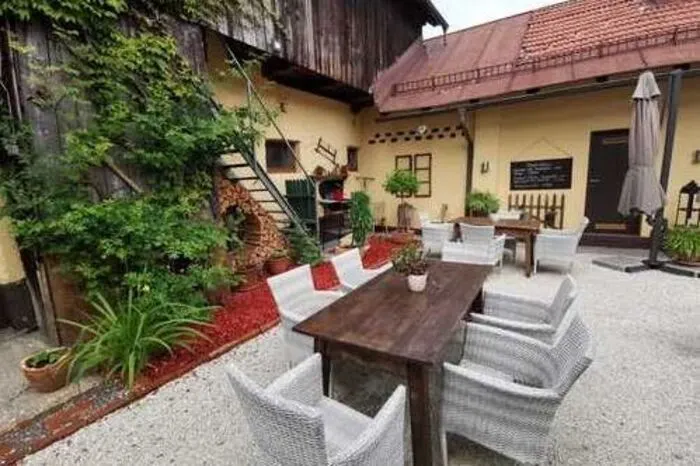 Kreuzwirt, St. Martiner Straße 123, 9500 Villach Klassische Kärntner Küche und saisonale Spezialitäten: Beim Kreuzwirt in der St. Martiner Straße 123 lädt der Gastgarten zu einem köstlichen und heimeligen Besuch ein. Inmitten des Innenhofs entspannt man dabei im dörflichen Ambiente.