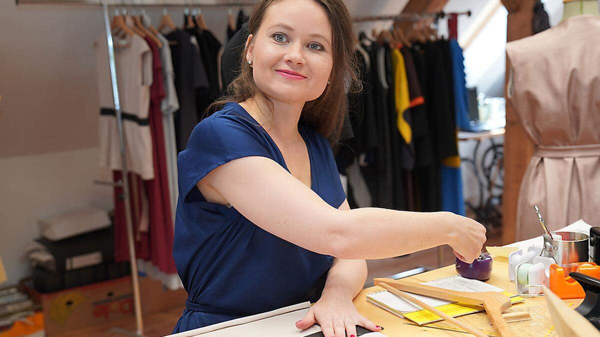Die 35-jährige Friedrun Natmessnig ist nicht nur leidenschaftliche Modedesignerin und Schneiderin, sondern präsentiert als Model ihre Kollektionen für Internetauftritte selbst 