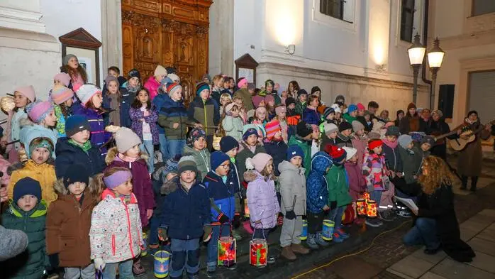 In der Stadtpfarrkirche St. Xaver und am Kirchplatz fand in Leoben am 11. November das traditionelle Martinsspiel statt.