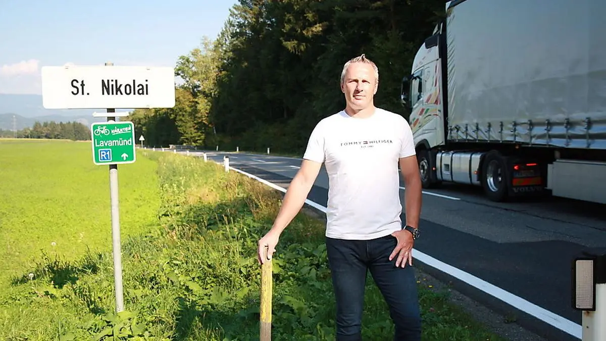 Sprecher Wolfgang Grillitsch an der stark befahrenen B 80, Abzweigung St. Nikolai