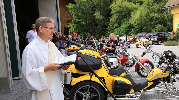 Nach dem Festgottesdienst wurde zur Agape geladen. Zur Mittagsstunde segnete Diakon Ralf Höfer die Bikes und Trikes, die Ferdinand Krendl nach Geistthal geladen hatte.