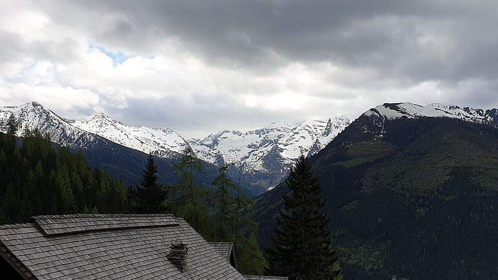 Das Vorkommen von Altschneefeldern und die instabile Wetterlage sind bei der Tourenplanung unbedingt zu berücksichtigen