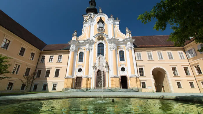Die herrliche Außenansicht des Stift-Gebäudes ...