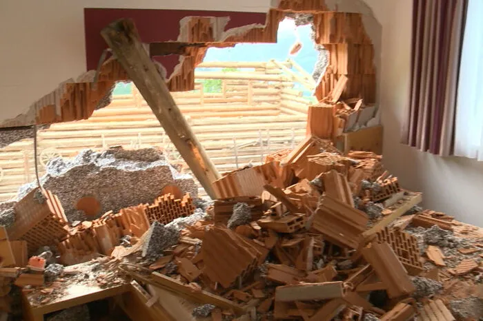 In Oberhaus (Bezirk Liezen) wurde die komplette rund 300 Quadratmeter große Dachkonstruktion eines Wirtschaftsgebäudes abgedeckt und auf das Wohngebäude daneben geschleudert.