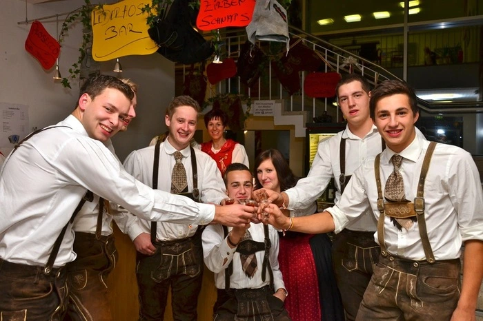 Gleich 32 verschiedene Tänze zauberten die Tanzbegeisterten im Laufe des langen Abend auf das Parkett.   