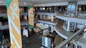 Die meisten Produkte sind bereits verkauft, dennoch sind noch einige Schnäppchenjäger unterwegs