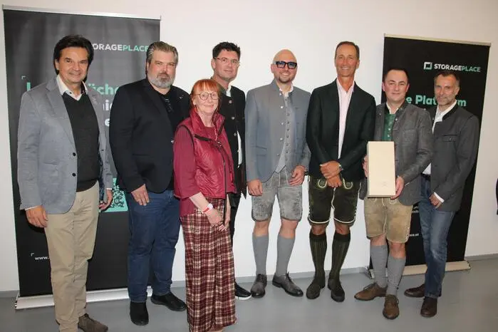 Der Einladung folgten zahlreiche Ehrengäste, darunter der Köflacher Bürgermeister Helmut Linhart, Bärnbachs Stadtchef und Landtagsabgeordneter Jochen Bocksruker, Regionalstellenobmann-Stellvertreter Georg Reschen und Regionalstellenleiter Lukas Kalcher von der WKO Voitsberg, der neue Rotary-Club-Präsident Patric Koch und sein Vorgänger Stefan Freidl, Jakob Edler von der Bioenergie Gruppe, Special Olympics Österreich-Präsident Laurenz Maresch und Extremradler Thomas Jaklitsch.