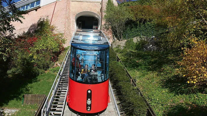 Platz 1: Mit Bahn oder Lift auf den Grazer Schloßberg (869.060 Besucher)