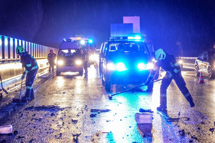 Der Fahrer des Kleinlasters wurde bei dem Unfall schwer verletzt.  