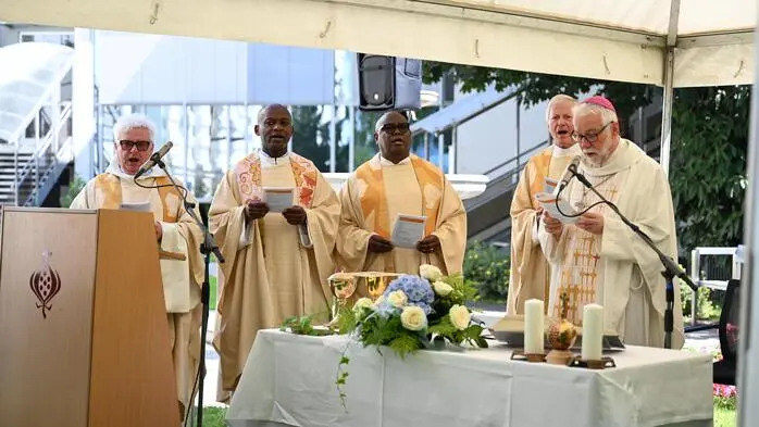Nach dem Empfang der zahlreichen Gäste im Festzelt zelebrierte Diözesanbischof Josef Marketz den Festgottesdienst im Patientengarten. Für die stimmungsvolle musikalische Gestaltung sorgten Corina Kuhs und Jovica Ivanovic.