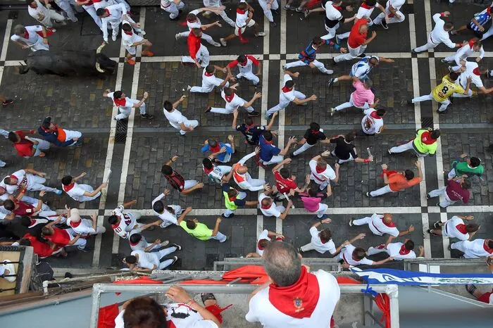 Das Fest zu Ehren des Stadtheiligen San Fermín hatte am Donnerstag begonnen und endet nächsten Freitag.